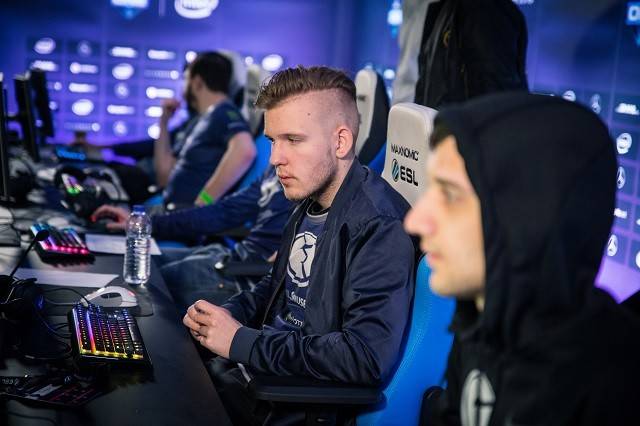 kyousuke 和 baz 在 evelone192 表演赛中以作弊方式进行 2v8